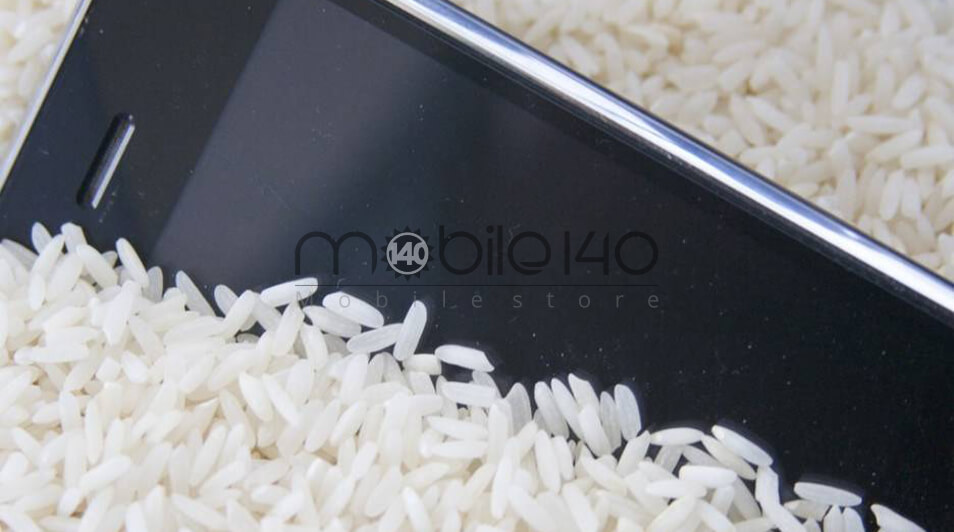 قرار دادن گوشی در سطل برنج