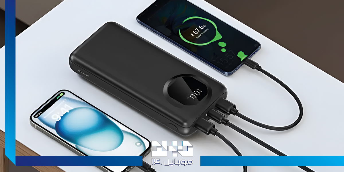 پاوربانک گرین لاین 20000mAh مدل Nairo در حال شارژ دو گوشی روی میز سفید